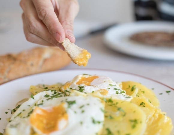 Как приготовить идеальную «глазунью» — кулинары поделились простыми трюками Как приготовить идеальную «глазунью» — кулинары поделились простыми трюками