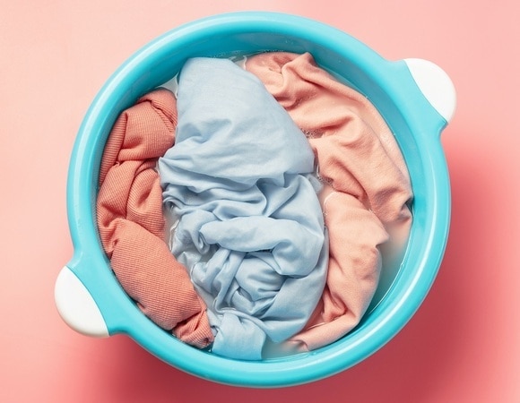 Платье «липнет» к колготкам? Вот как нужно стирать вещи, чтобы забыть про антистатик Платье «липнет» к колготкам? Вот как нужно стирать вещи, чтобы забыть про антистатик