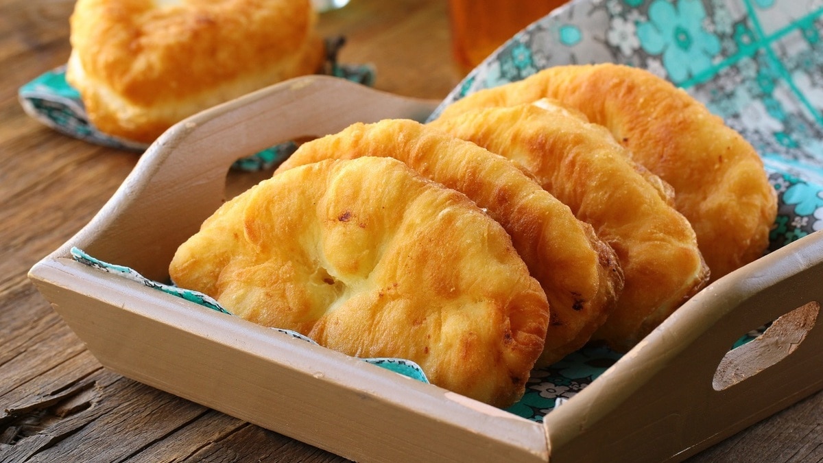 Самый простой рецепт бездрожжевых пирожков — тесто готовится за 2 минуты!