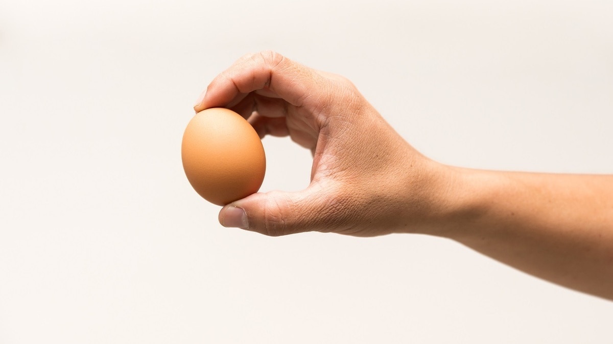 Зачем опытные кулинары трясут сырые яйца перед варкой?