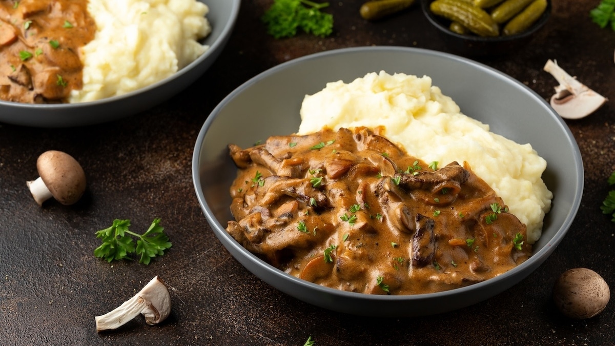 Найден лучший рецепт нежнейшего бефстроганова с грибами — заманите к столу всю семью! 