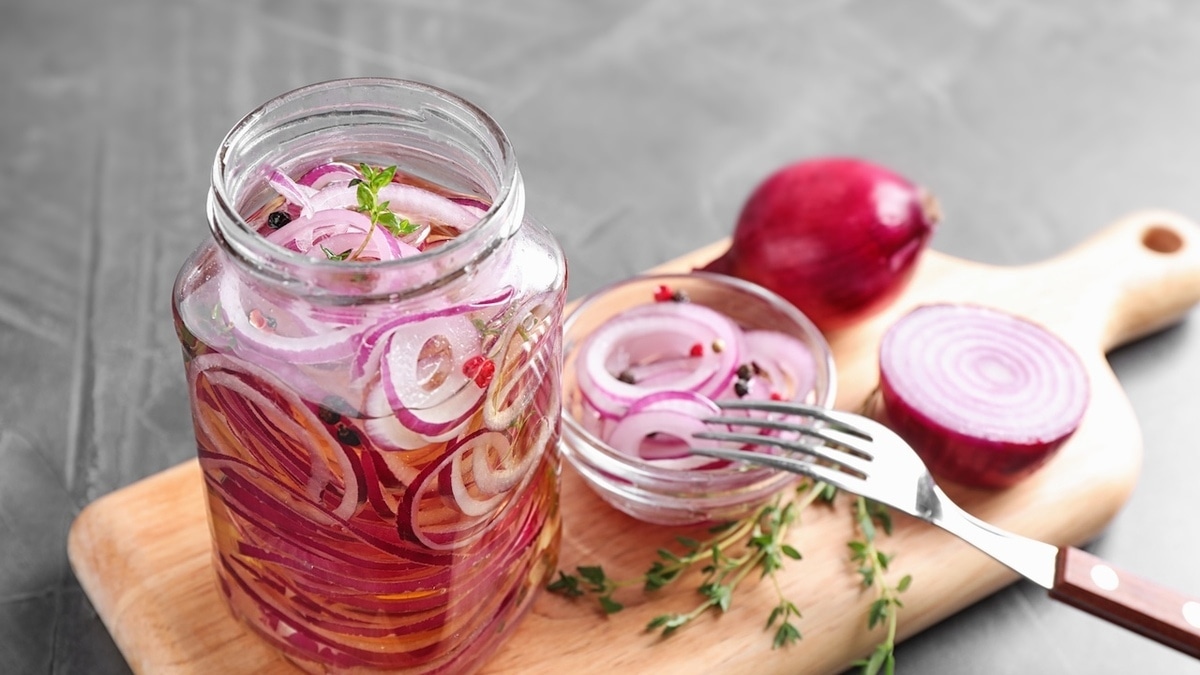 Красный или белый, кольцами или полукольцами? Эксперты рассказали, как замариновать лук для чего угодно  