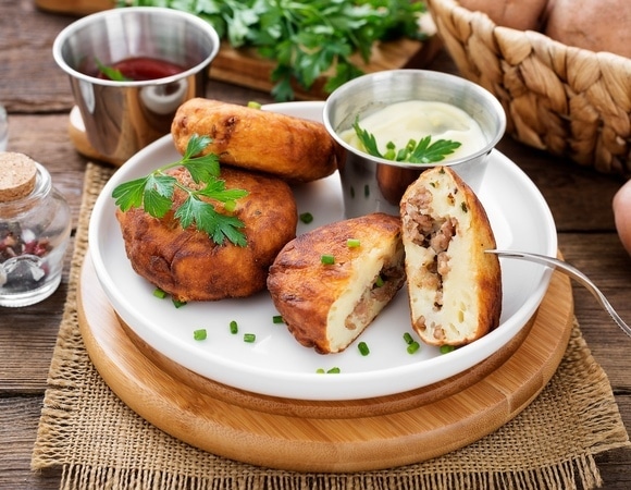 Румяные картофельные зразы с грибами и сыром — рецепт «уютного» ужина на советский манер