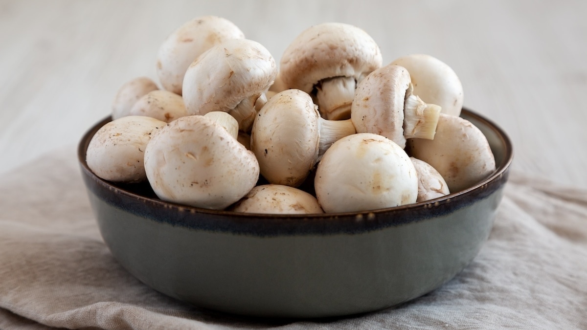 Как очистить шампиньоны без воды и ножа — опытные хозяйки доверяют этому способу