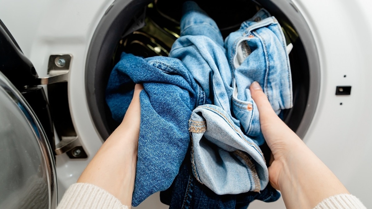 Не «сядут» и сохранят цвет: химик назвала идеальный режим стирки для джинсов Не «сядут» и сохранят цвет: химик назвала идеальный режим стирки для джинсов
