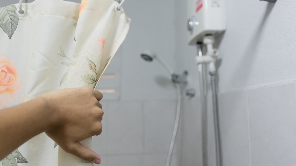 Грязная шторка в ванной может навредить здоровью — врач сказал, как не допустить этого