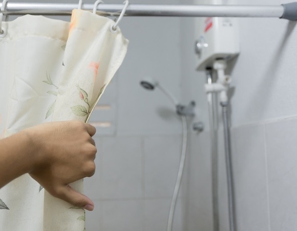 Грязная шторка в ванной может навредить здоровью — врач сказал, как не допустить этого Грязная шторка в ванной может навредить здоровью — врач сказал, как не допустить этого