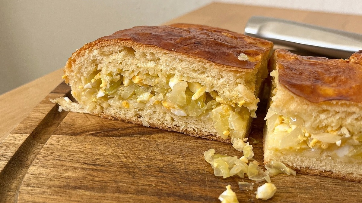 Заменит и обед, и ужин: рецепт вкусного заливного пирога с капустой