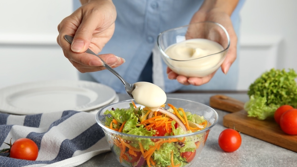 Яблоки, авокадо и творог: кулинары сообщили, чем заменить майонез в салатах 