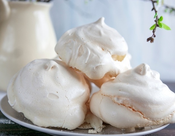 Как приготовить воздушное и хрустящее безе без яиц — кулинары поделились подробным рецептом