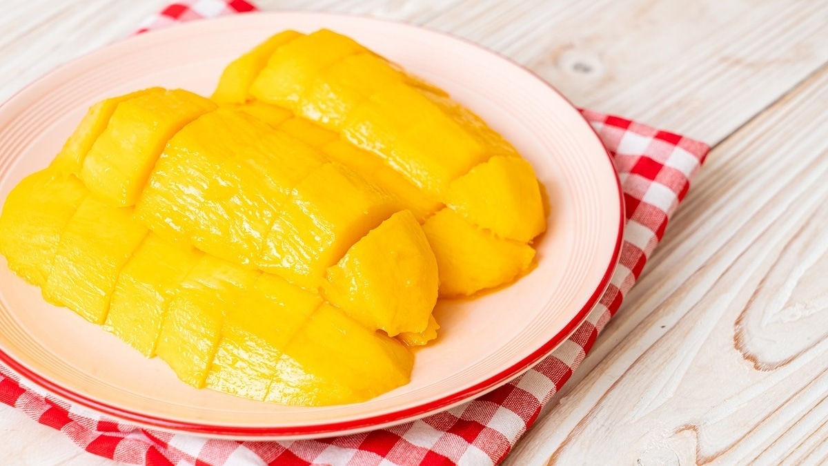 «Сама с легкостью отделится»: как быстро и просто удалить косточку из манго