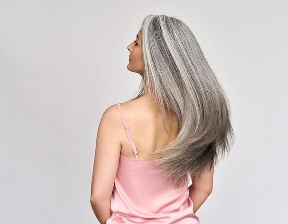 Как «затормозить» процесс поседения волос без покраски — эксперт назвала 8 способов Как «затормозить» процесс поседения волос без покраски — эксперт назвала 8 способов