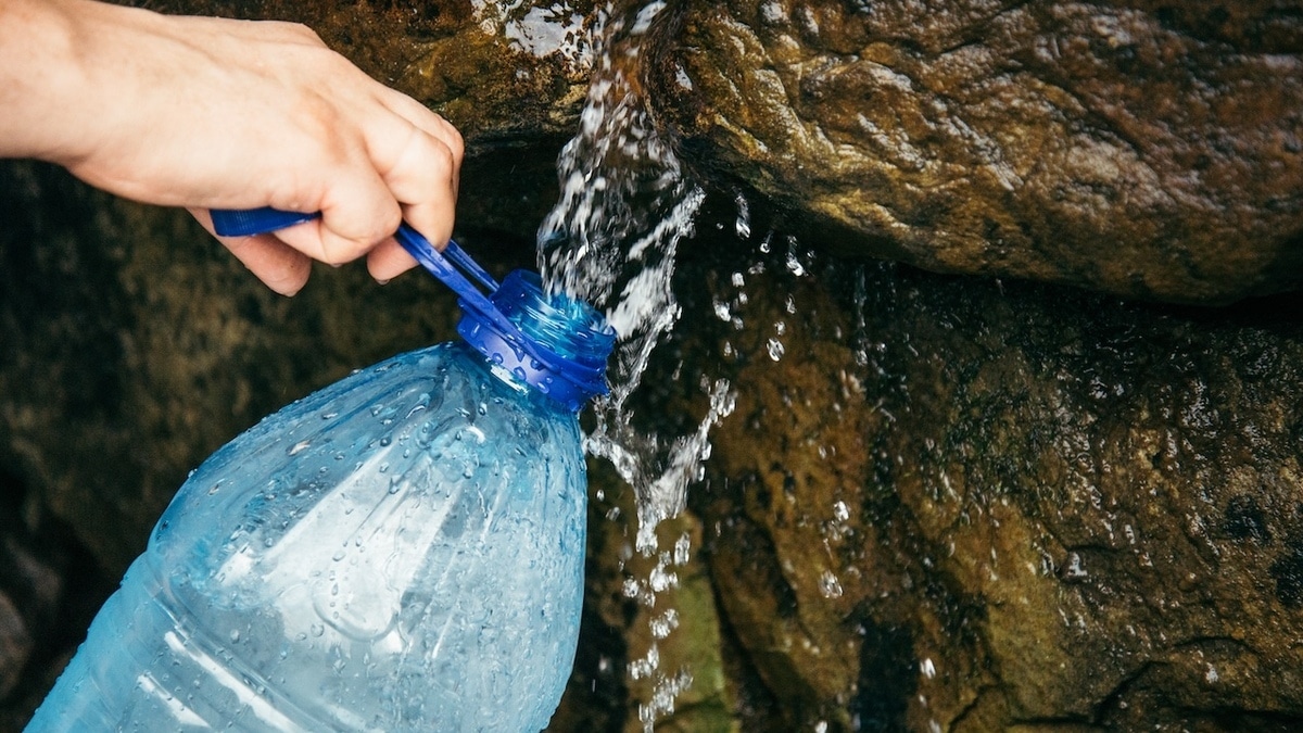 В Роспотребнадзоре призвали никогда не пробовать воду из родников: почему?