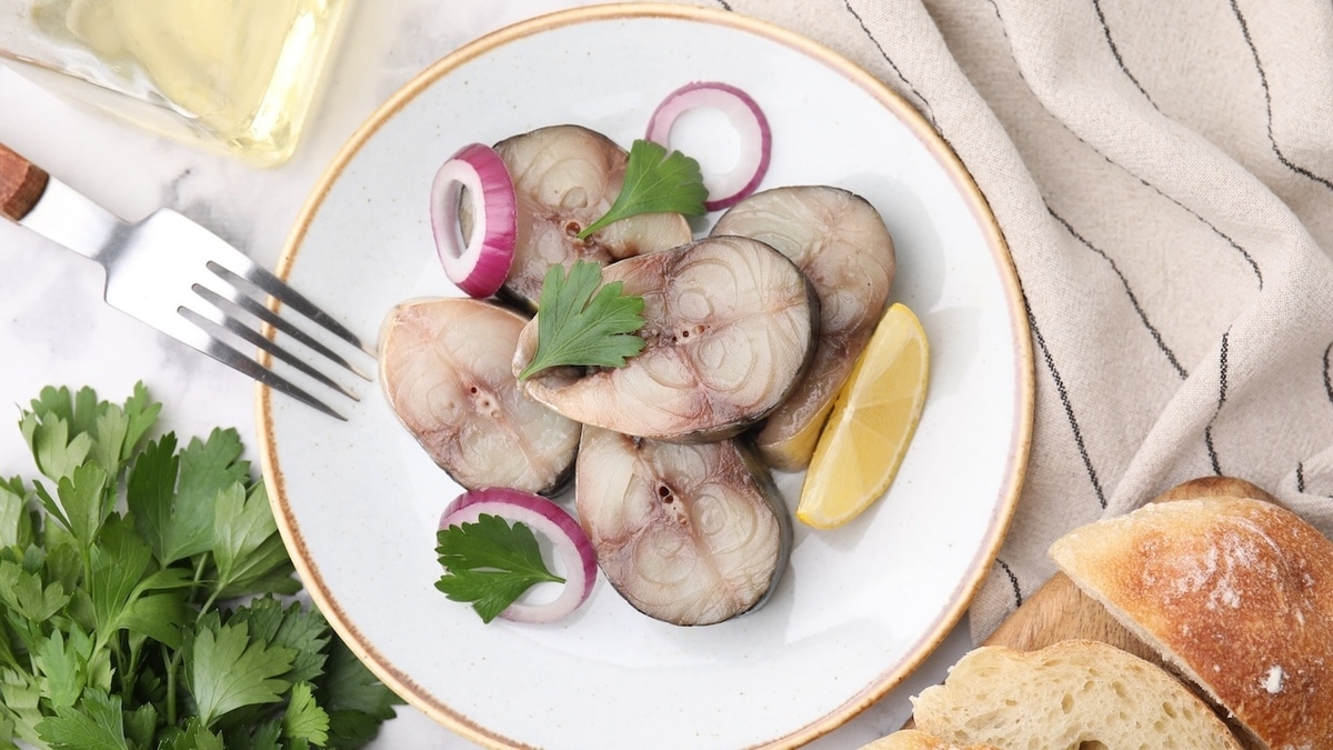 Как засолить скумбрию дома: аппетитная закуска к картошке будет готова за 2 часа