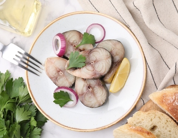 Как засолить скумбрию дома: аппетитная закуска к картошке будет готова за 2 часа Как засолить скумбрию дома: аппетитная закуска к картошке будет готова за 2 часа