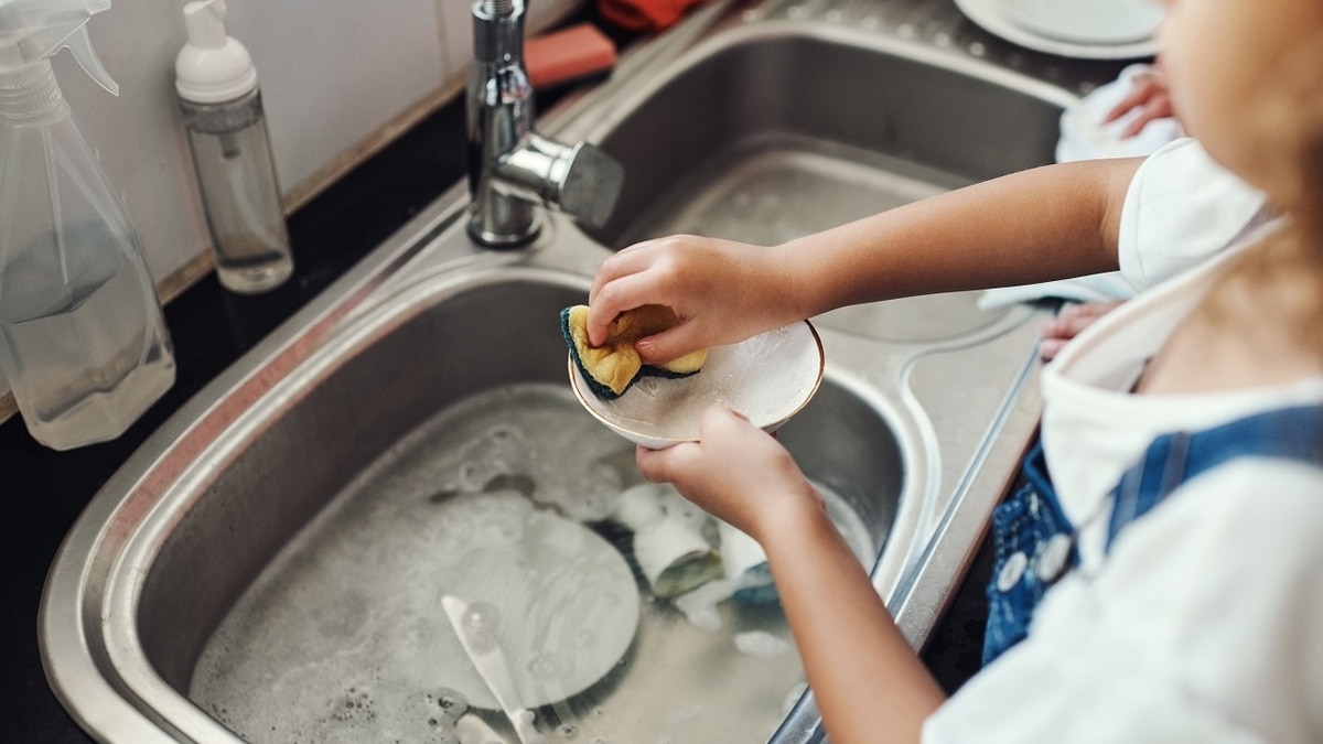 Что будет, если плохо промывать посуду? Названа главная опасность налета и пятен