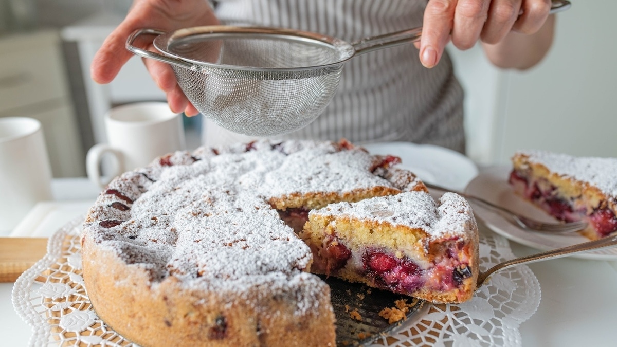 Получится даже у тех, кто не дружит с выпечкой: вот быстрый рецепт пирога со сливой