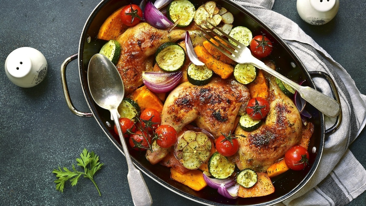Кулинары посоветовали не жарить курицу одновременно с овощами — вот почему