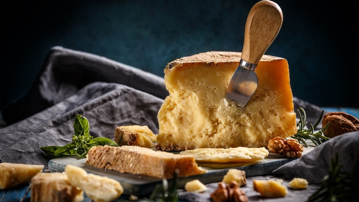 Кому обязательно нужно есть пармезан? Ответили в Роскачестве