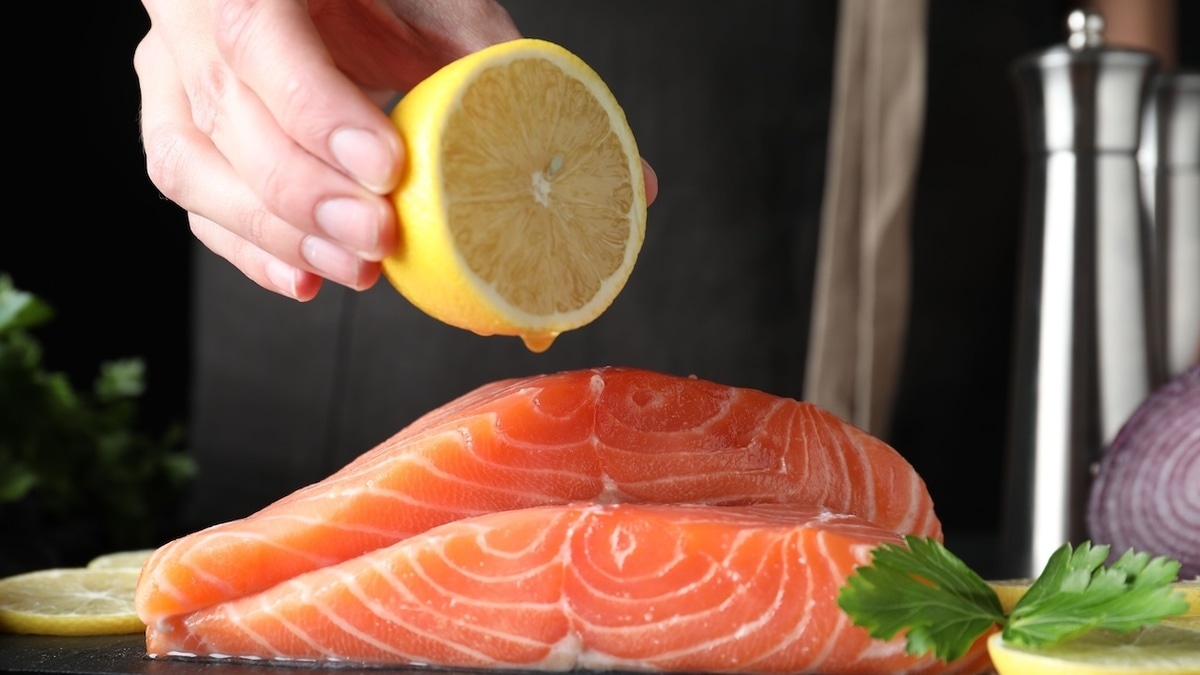Почему не стоит запекать рыбу с лимоном — эксперты нашли причину
