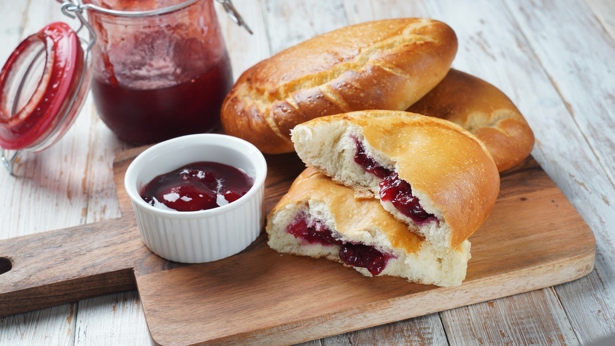 Ностальгия по детству: несложный рецепт пирожков с повидлом