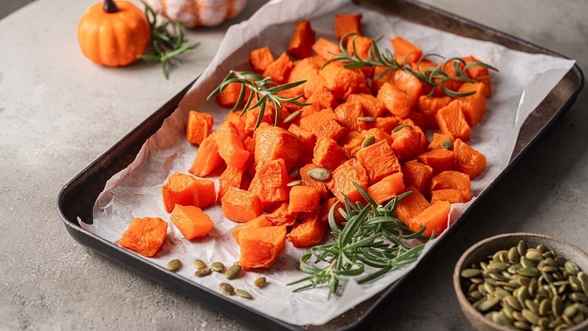 Рецепт необычного салата с запеченной тыквой — он заменит гарнир!