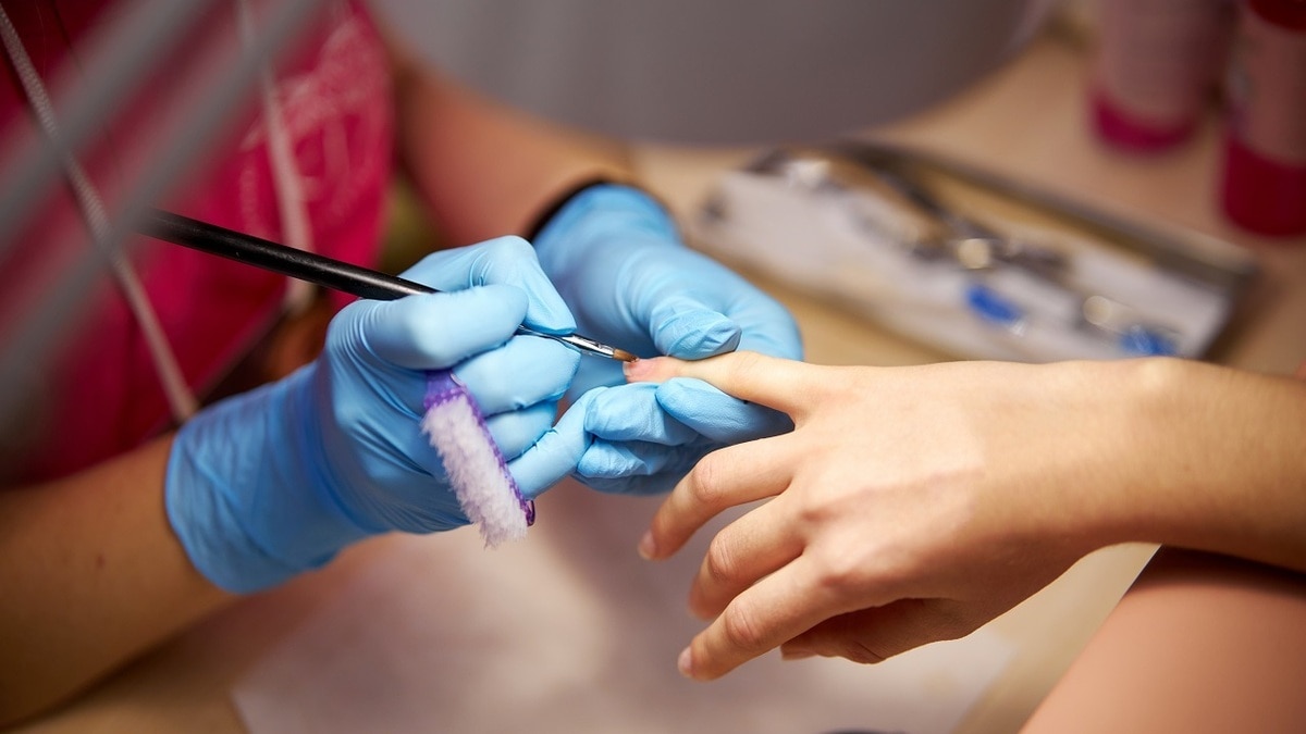 Стразы и блестки — снова «мимо»: какой маникюр в тренде этой осенью