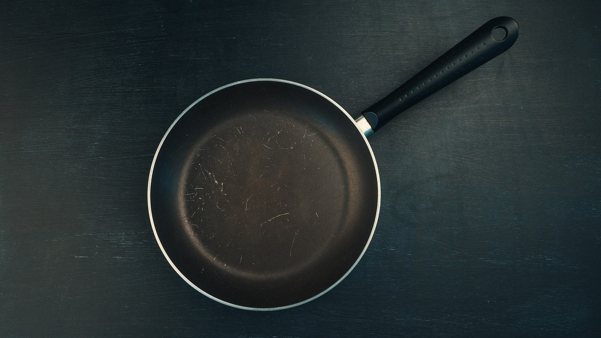 «Опасна даже одна царапина»: врач назвала веские причины не готовить на сковороде со сколами