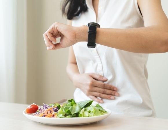 Сосуды будут в порядке: в какое время нужно завтракать, чтобы не бояться высокого холестерина