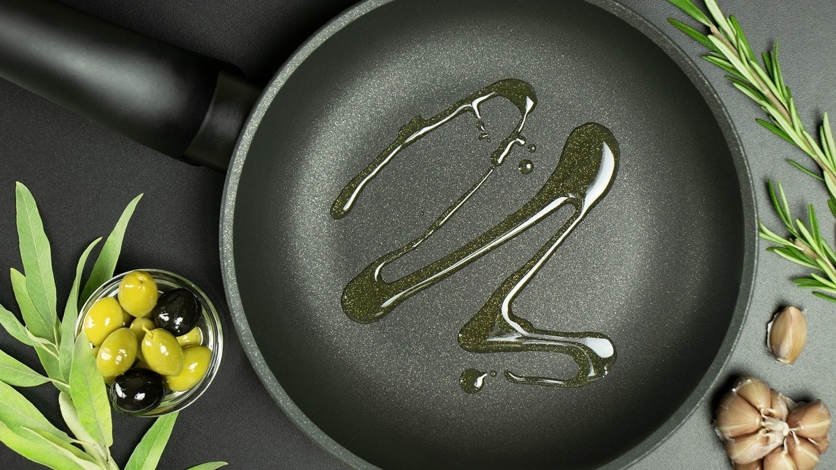 Как вкусно пожарить оливки — эта теплая закуска точно удивит гостей!