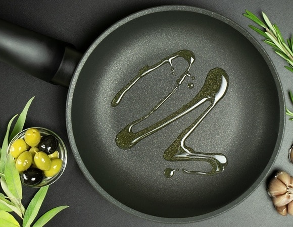 Как вкусно пожарить оливки — эта теплая закуска точно удивит гостей!