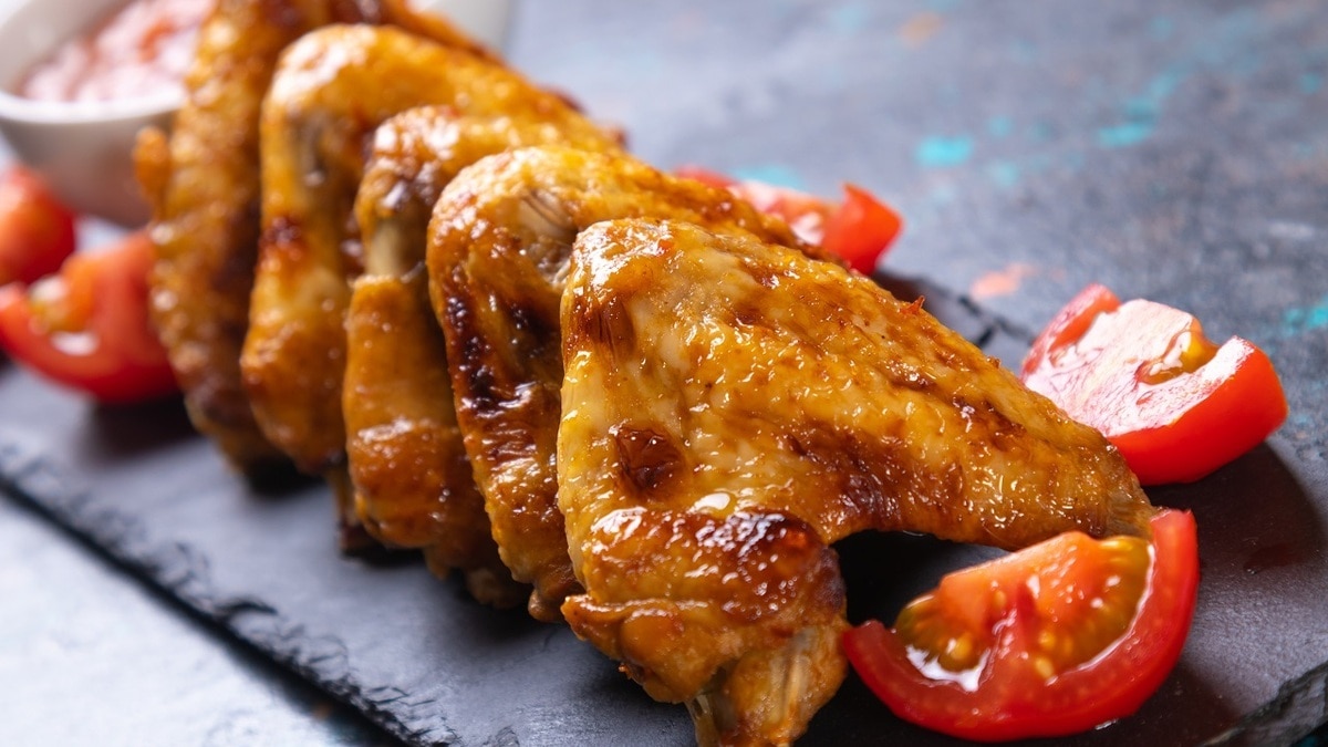 Раскрыт рецепт необычного маринада для куриных крылышек — мясо будет нежным и сочным