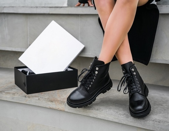 Если жмут новые ботинки: 3 способа растянуть обувь в домашних условиях Если жмут новые ботинки: 3 способа растянуть обувь в домашних условиях