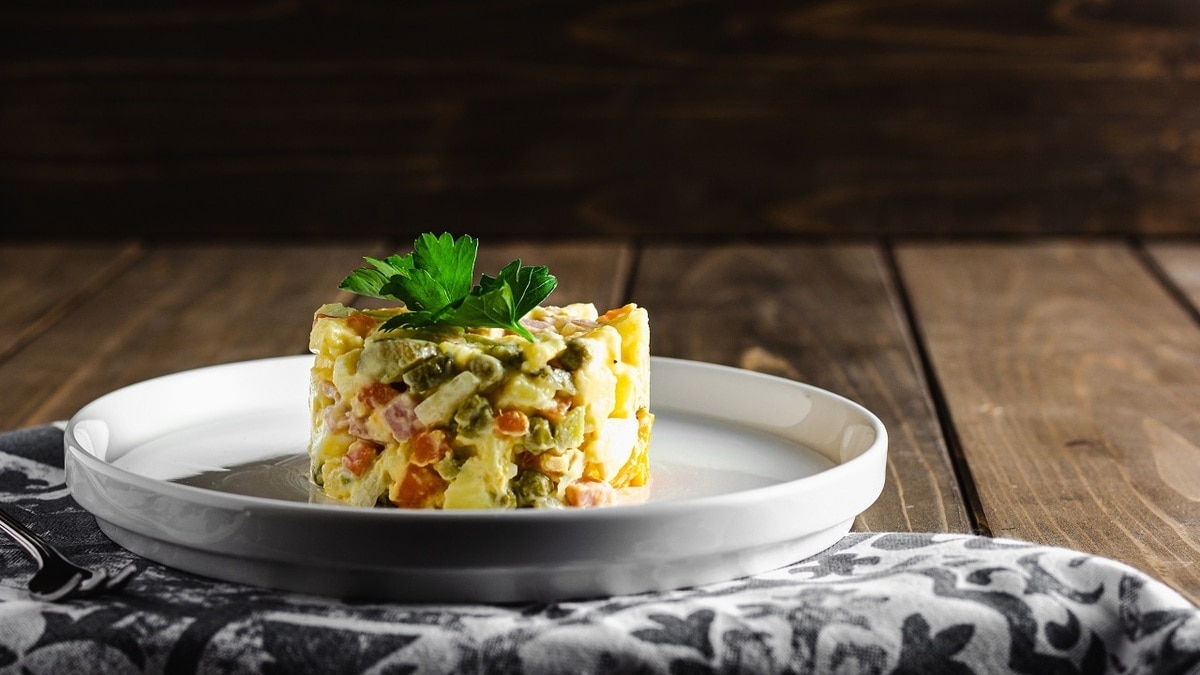 Оливье по-новому без лука и яиц: вот чем можно заменить эти ингредиенты 