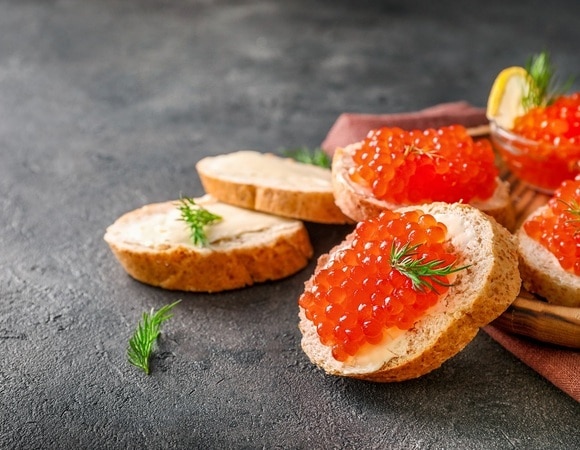 Только не бутерброды! Стало известно, с чем лучше подавать красную икру