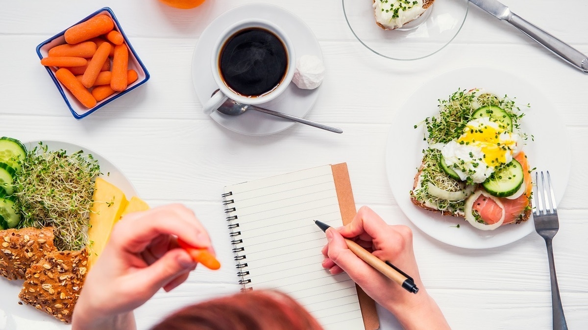 Морковь не улучшает зрение, а кофе не обезвоживает: какие еще стереотипы о еде стоит забыть