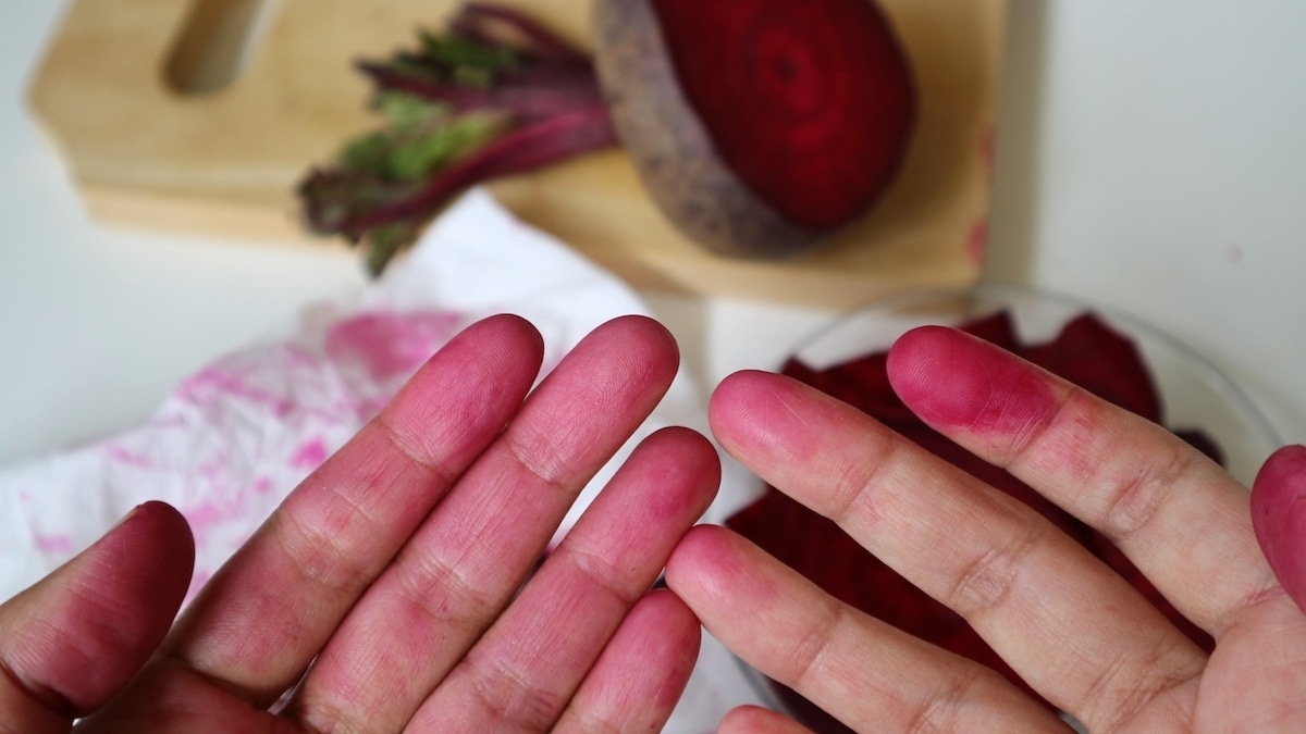 Как отмыть руки, разделочные доски и столешницу от свеклы: вот самые надежные способы