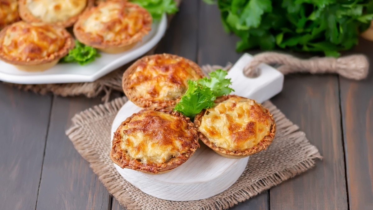 Икра, сыр с чесноком и оливье — скучно! Вот с чем можно подать тарталетки на Новый год
