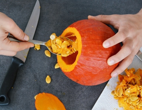 Как за минуту отделить тыквенные семечки от мякоти — вот самый «чистый» способ Как за минуту отделить тыквенные семечки от мякоти — вот самый «чистый» способ