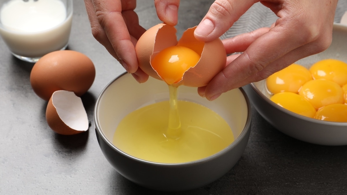 Не ножом и не об миску: шеф-повар сказала, как быстро и безопасно разбивать яйца