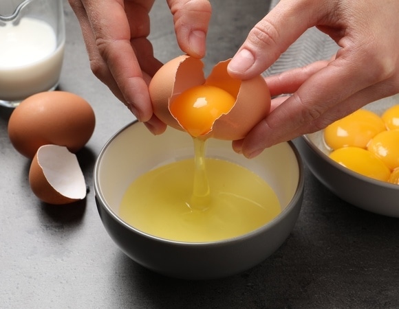 Не ножом и не об миску: шеф-повар сказала, как быстро и безопасно разбивать яйца Не ножом и не об миску: шеф-повар сказала, как быстро и безопасно разбивать яйца