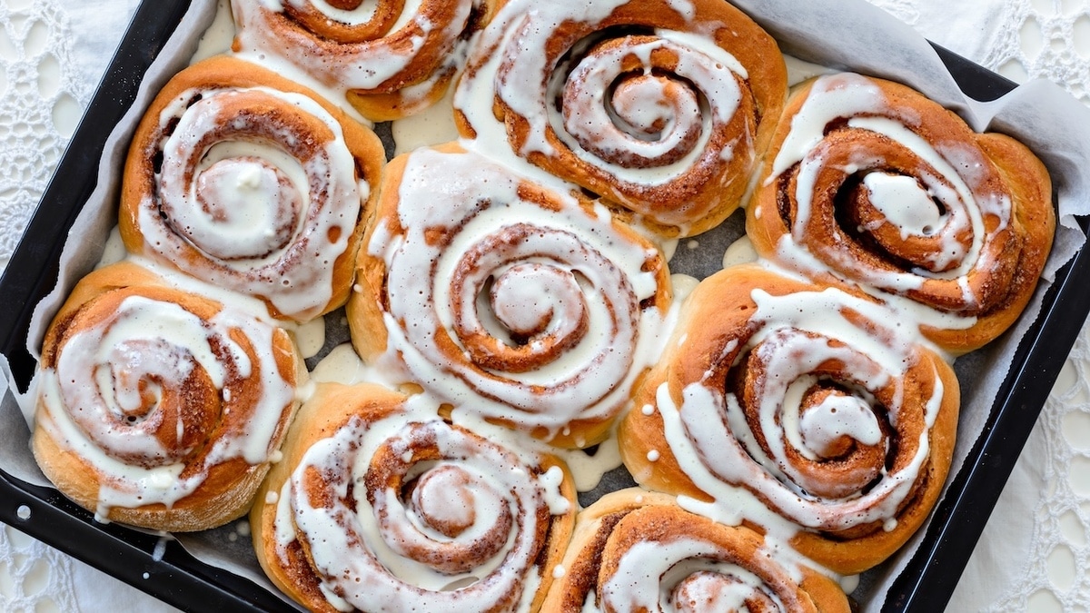 Рецепт булочек с корицей и кремом — будут как с картинки