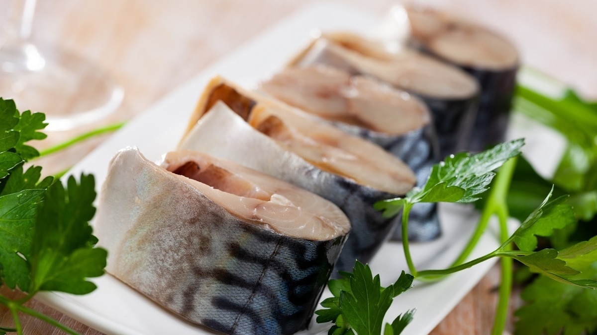 Как быстро засолить скумбрию — рыбу даже не придется потрошить Как быстро засолить скумбрию — рыбу даже не придется потрошить