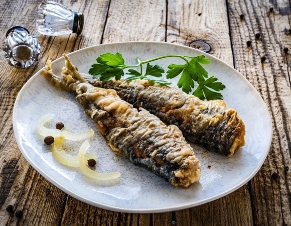 В Норвегии жарят сельдь только так: нежнейшее филе с салом полюбят все домочадцы 