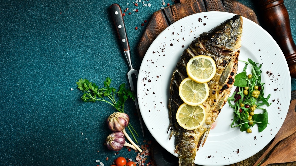 Хрустящая и золотистая корочка обеспечена: как правильно запечь карпа в духовке — с оливковым маслом и петрушкой