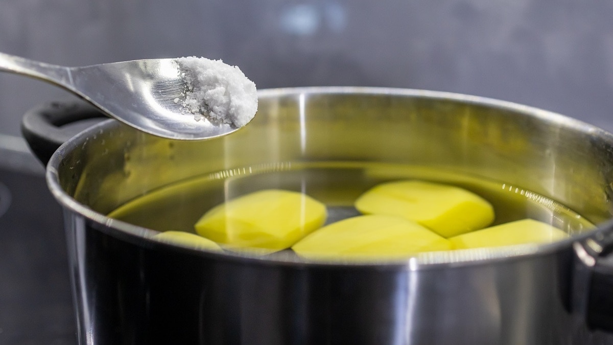 Что будет, если посолить картофель в самом начале приготовления?