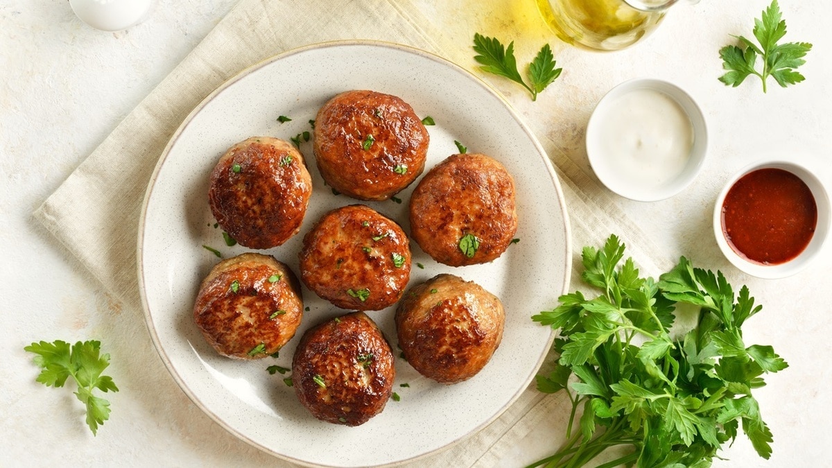 Всего один продукт поможет сделать котлеты особенными: так готовит доктор Мясников