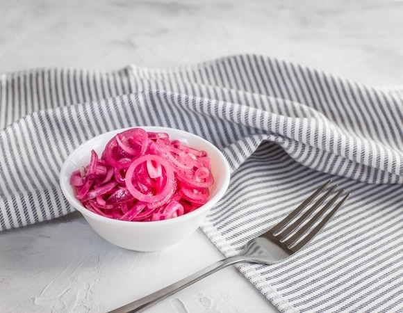 Как замариновать красный лук всего за 20 минут — сахар и уксус не нужны Как замариновать красный лук всего за 20 минут — сахар и уксус не нужны