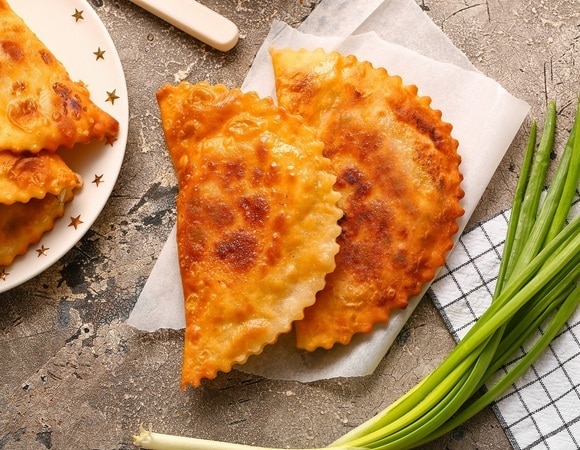 Вода, мука, масло и соль: самый простой рецепт теста для чебуреков Вода, мука, масло и соль: самый простой рецепт теста для чебуреков