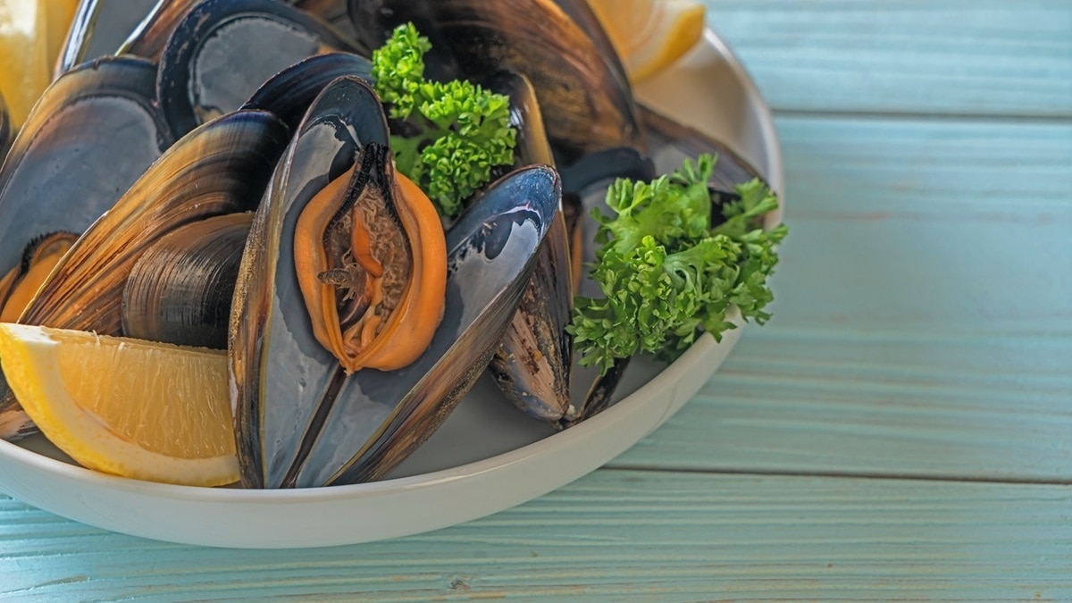 Как правильно чистить мидии, чтобы потом не отравиться: пошаговая инструкция